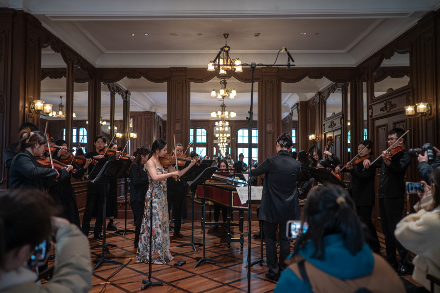 人们在室内听音乐