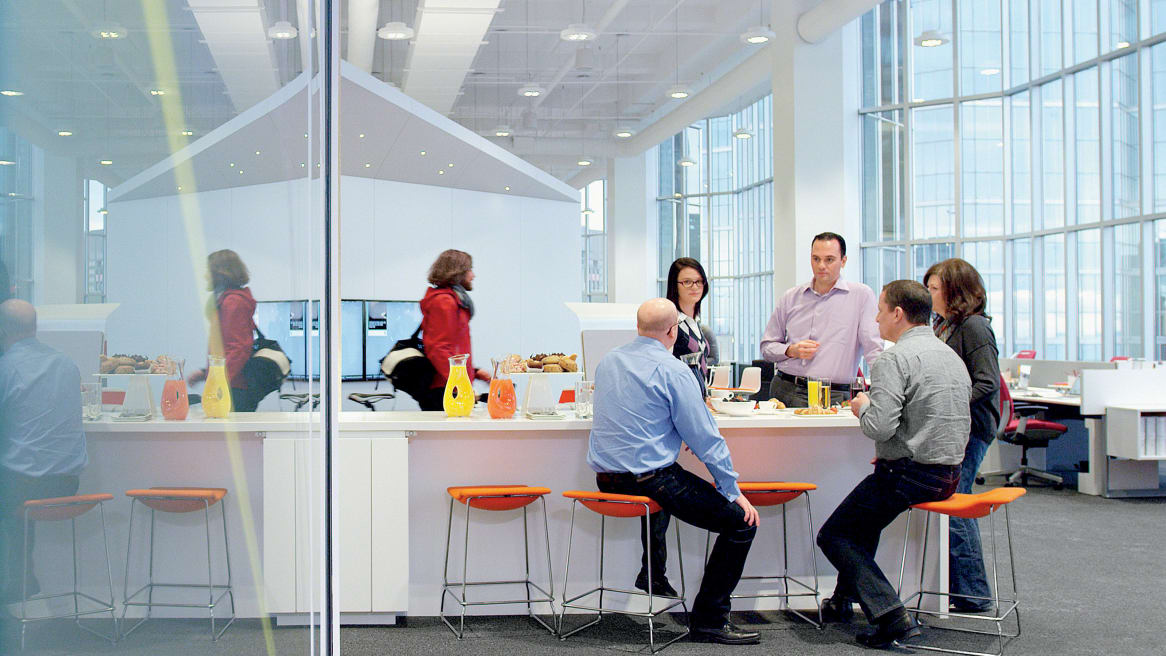 办公室场景中的人们