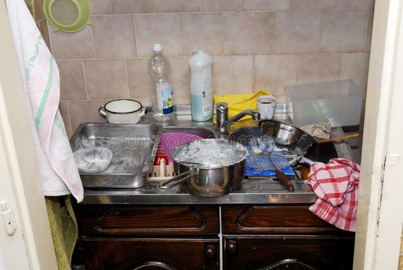 厨房里堆满食材和厨具的混乱场面