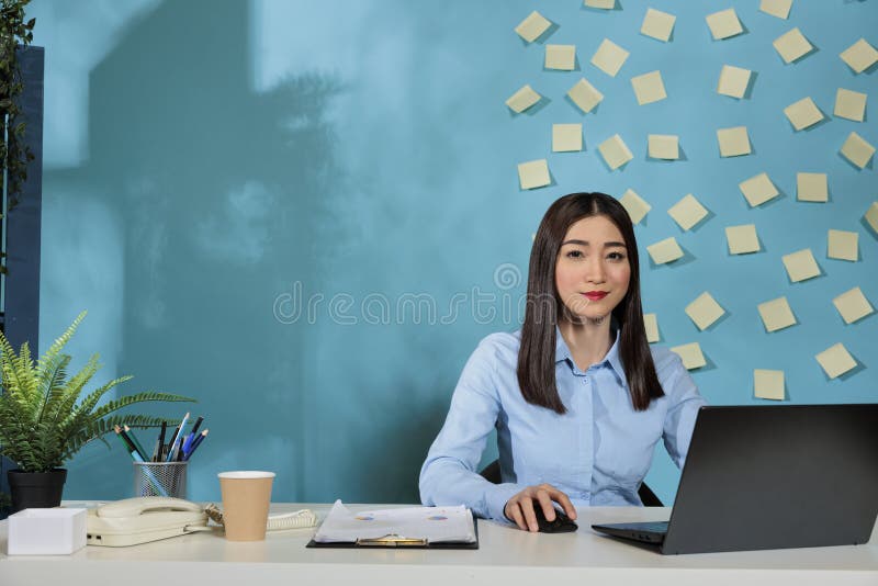 现代女性在办公室工作