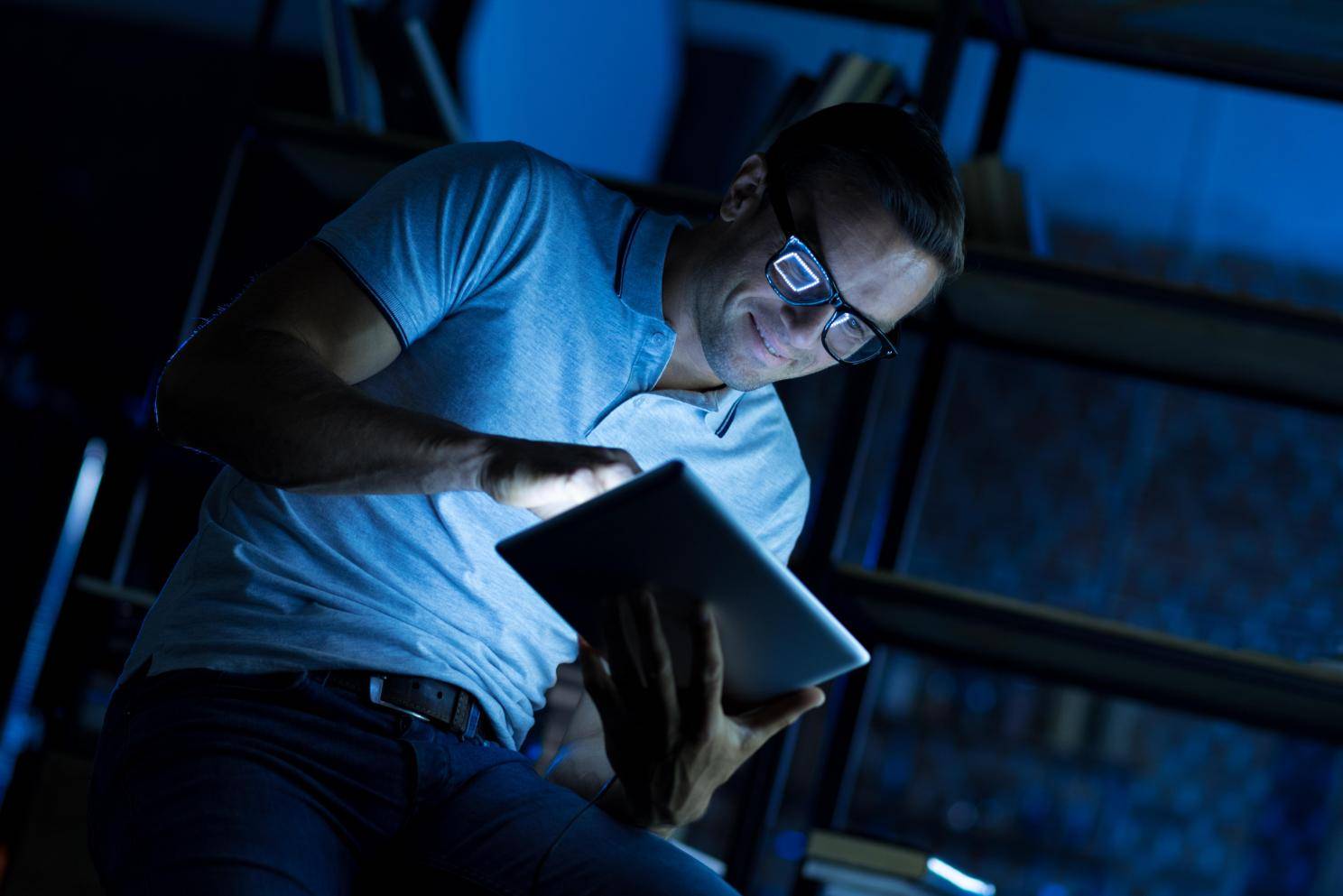 熬夜打游戏的年轻人