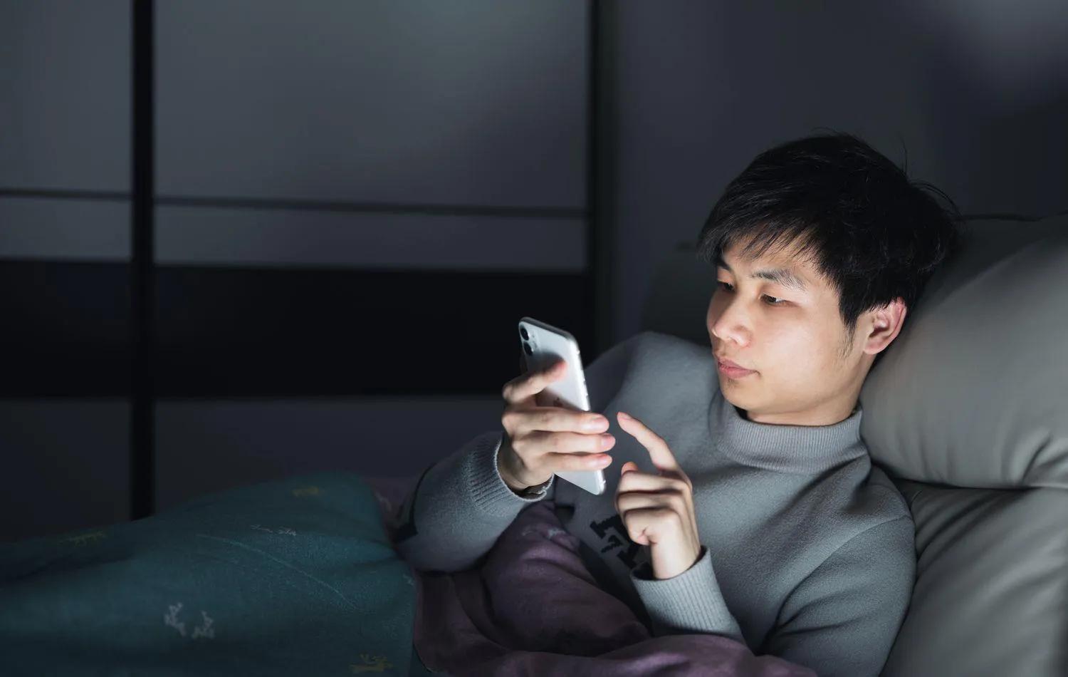 现代人使用手机影响睡眠