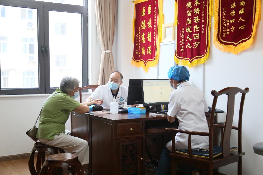 中医师在诊室把脉