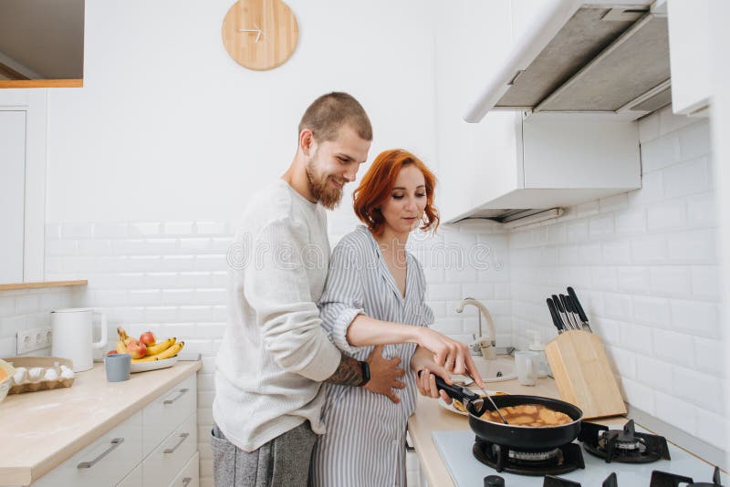 备孕夫妻在厨房做饭