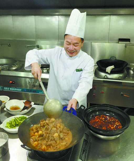 厨师在厨房里忙碌