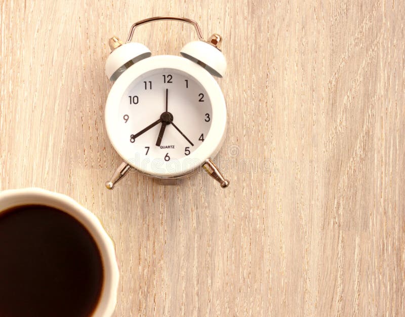 咖啡杯与闹钟