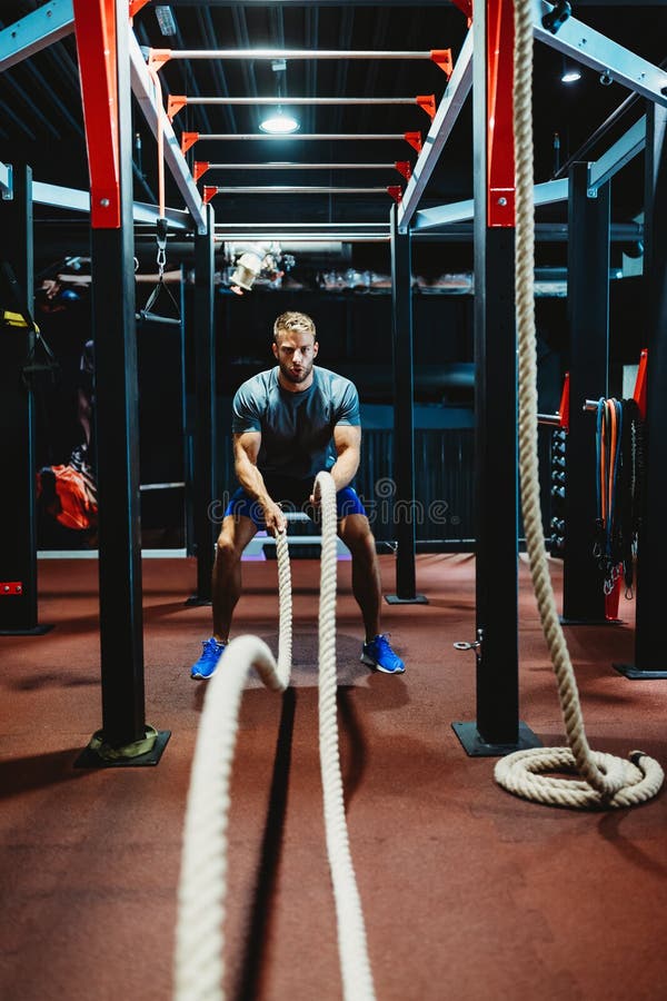 健身房里的年轻人