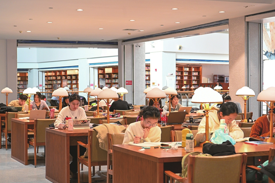 人们在室内阅读