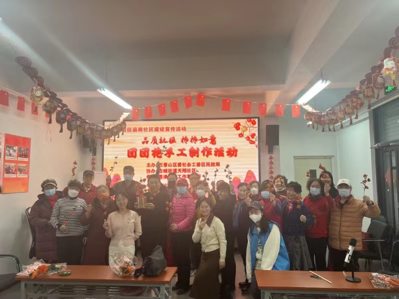 人们在室内做手工