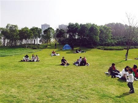 人们在公园里晒太阳