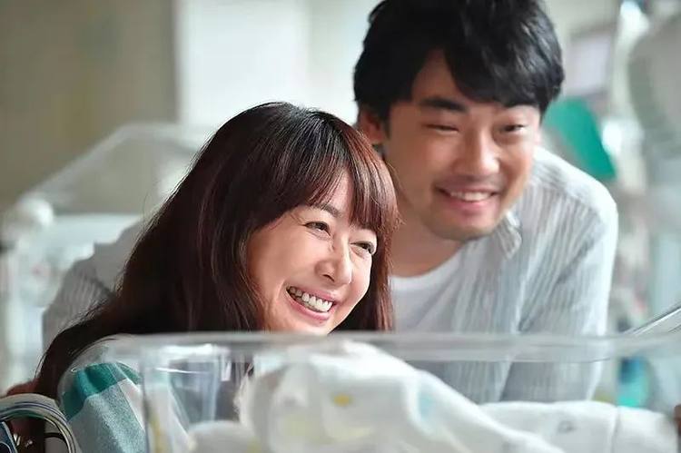 产后妈妈在咖啡厅