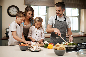 一家人围在厨房做饭的温馨场景