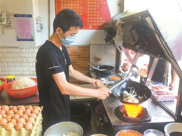 家庭成员在厨房忙碌的搞笑瞬间