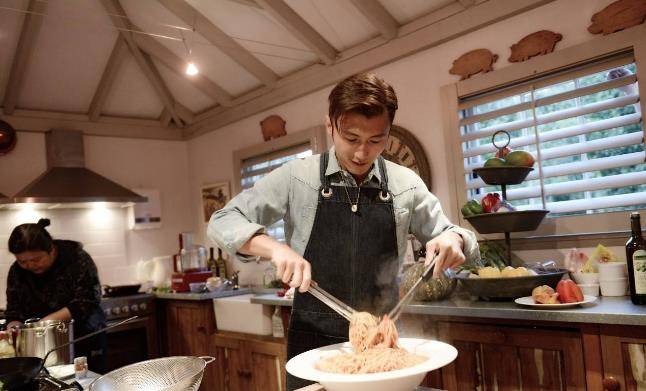 厨房里有人被锅盖砸到的滑稽画面