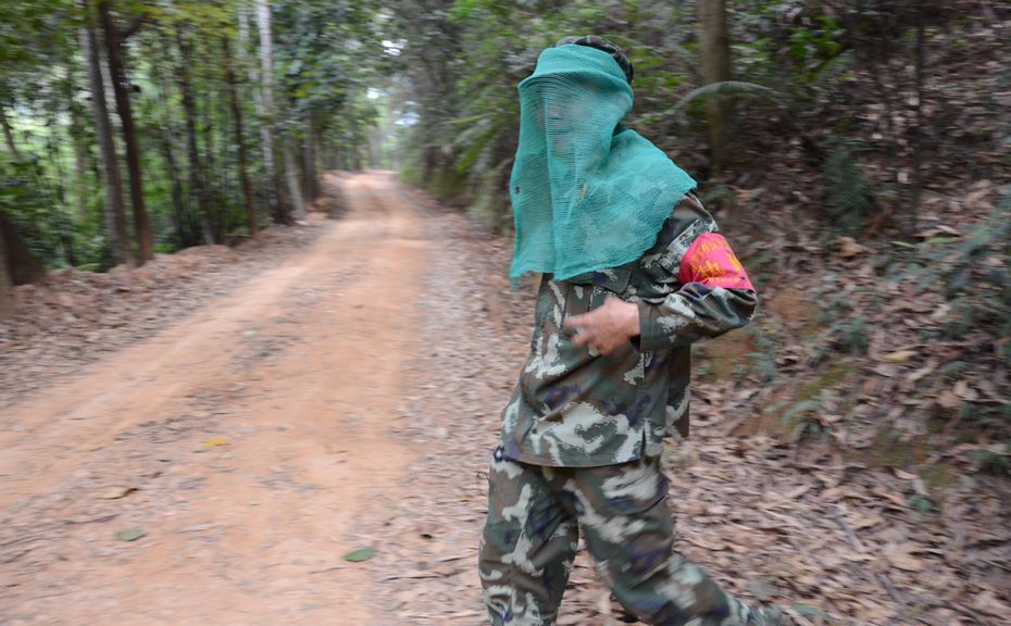 森林守护者戴着护林员帽子