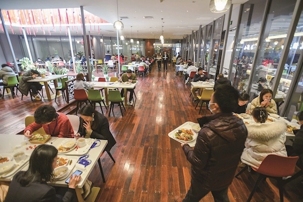 都市白领在办公室吃外卖