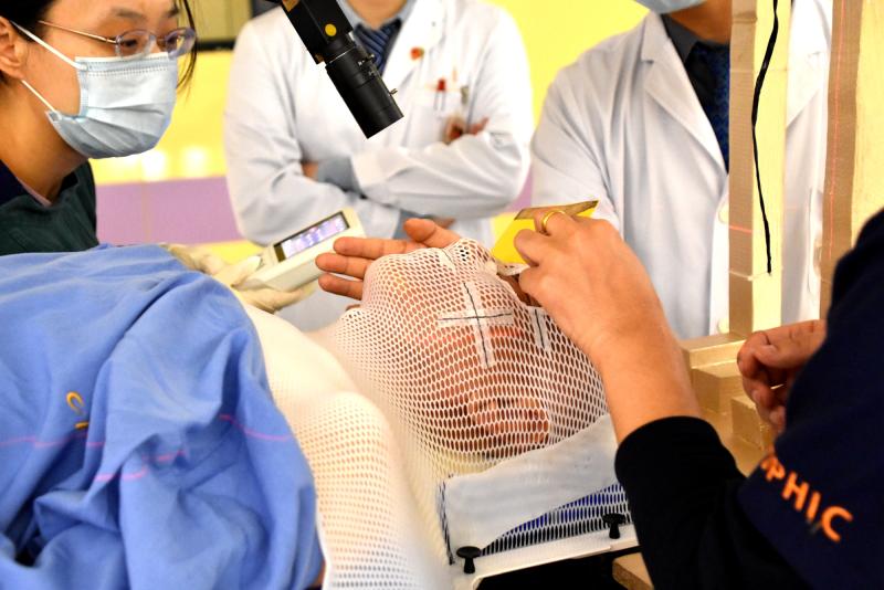 黑色素瘤患者在医院检查