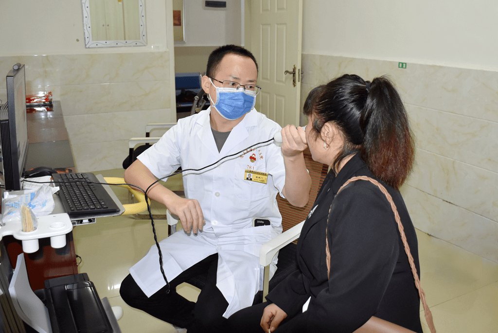 皮肤科医生在诊室