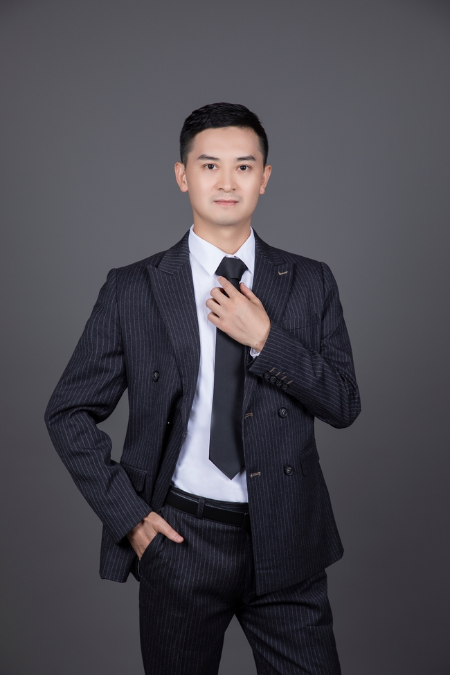 西装革履的男士