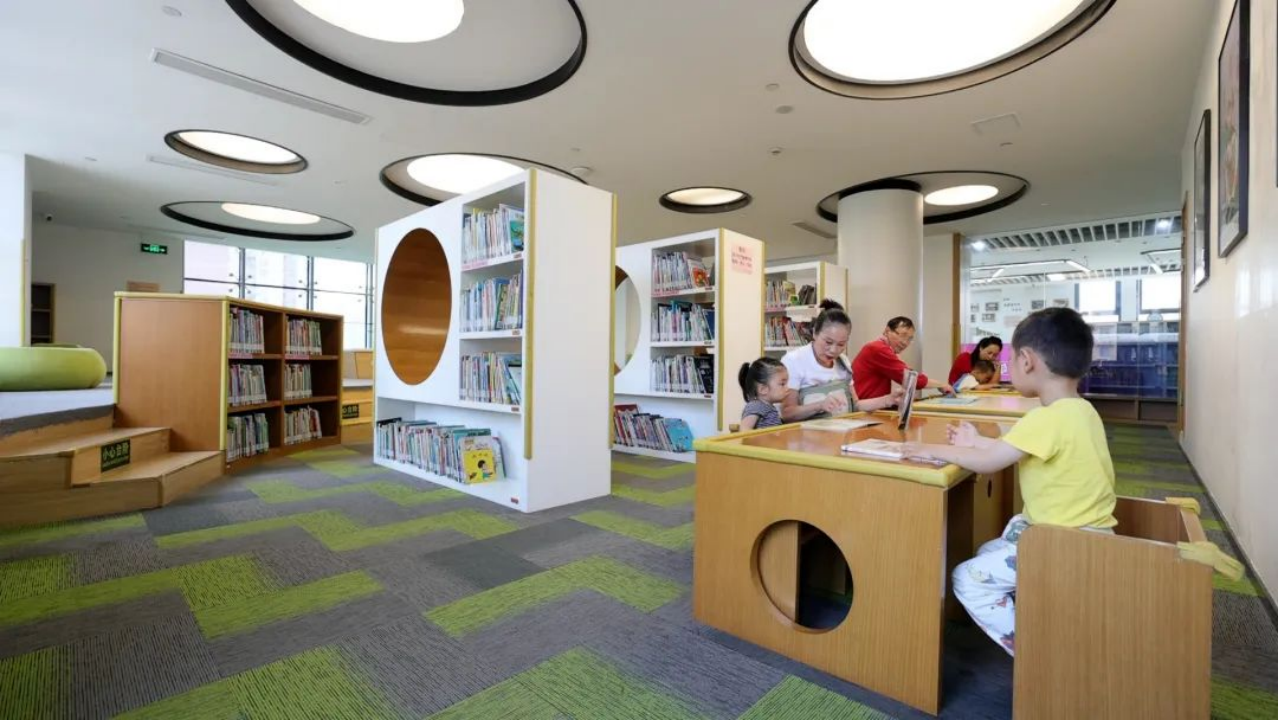 艺术大师在图书馆阅读