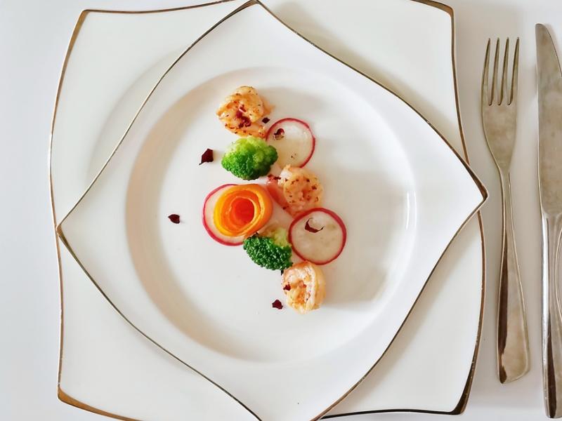 精致的餐具摆盘