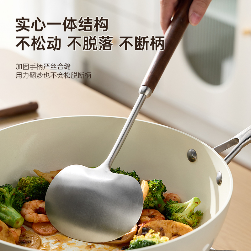 魔法厨房里的锅和铲子