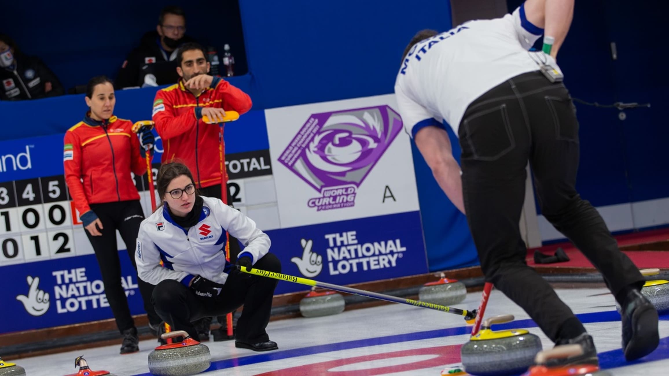 冰壶运动员在冰面上滑行