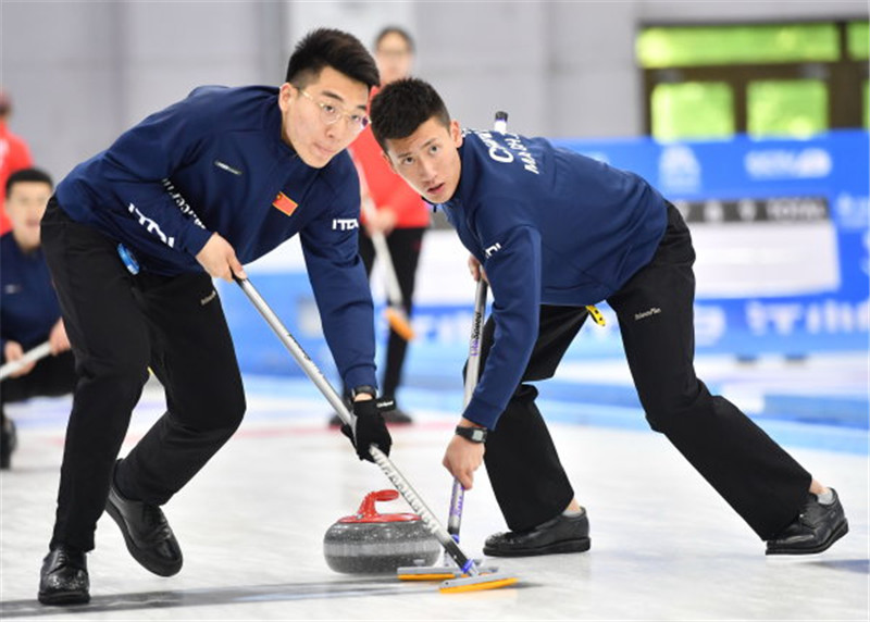 冰壶运动员训练