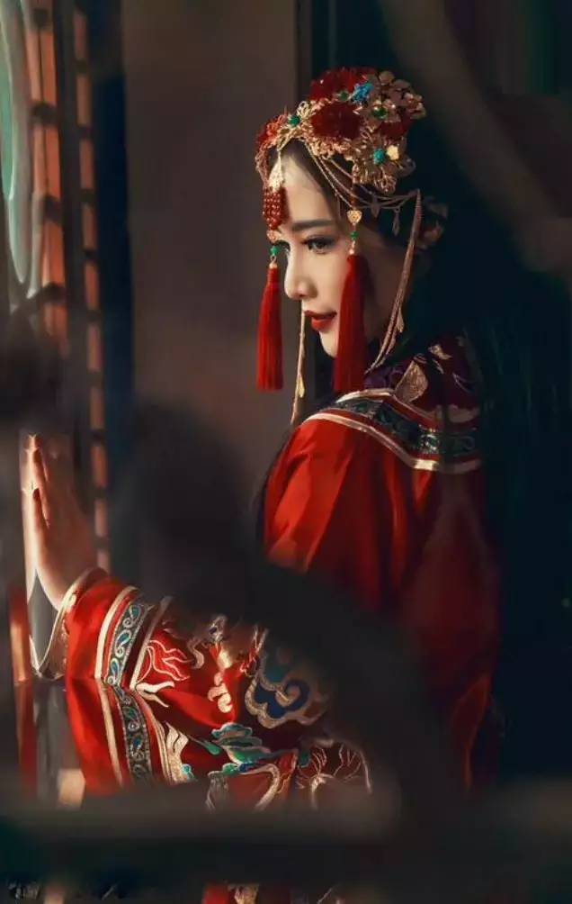 传统坐月子习俗中的红色衣物