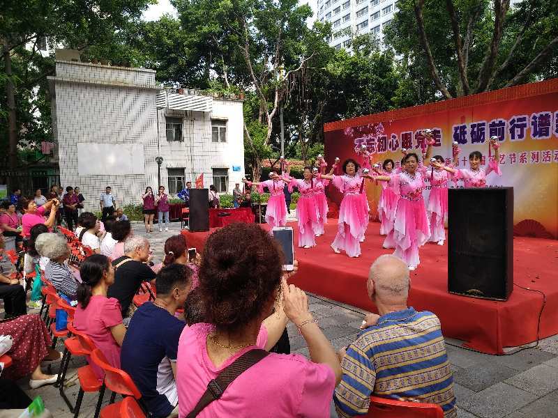 社区活动热闹场景