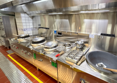 现代厨房与传统食材结合的场景