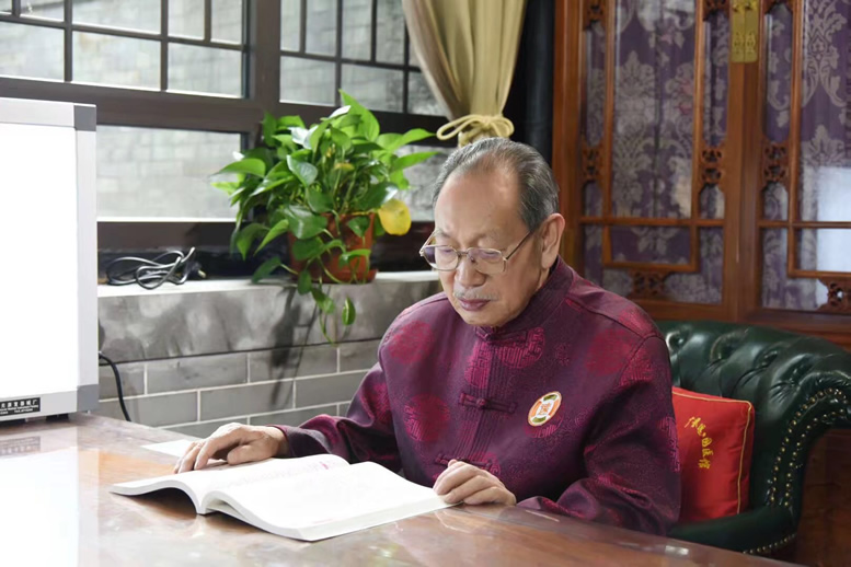 中医师在现代实验室中使用传统草药