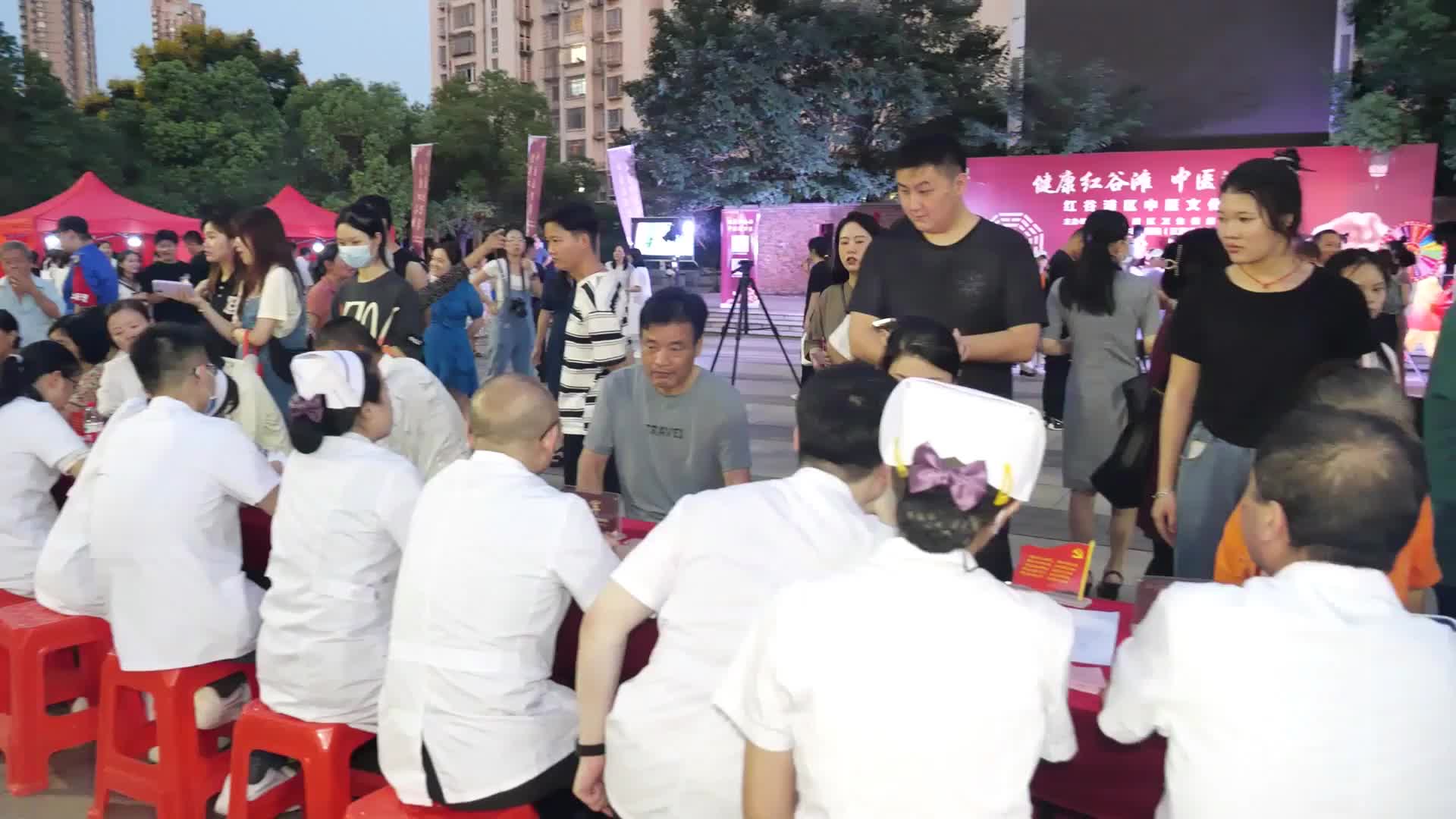 现代人排队等待中医排毒治疗