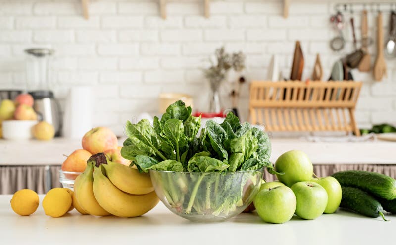 厨房里摆放的各种健康食材
