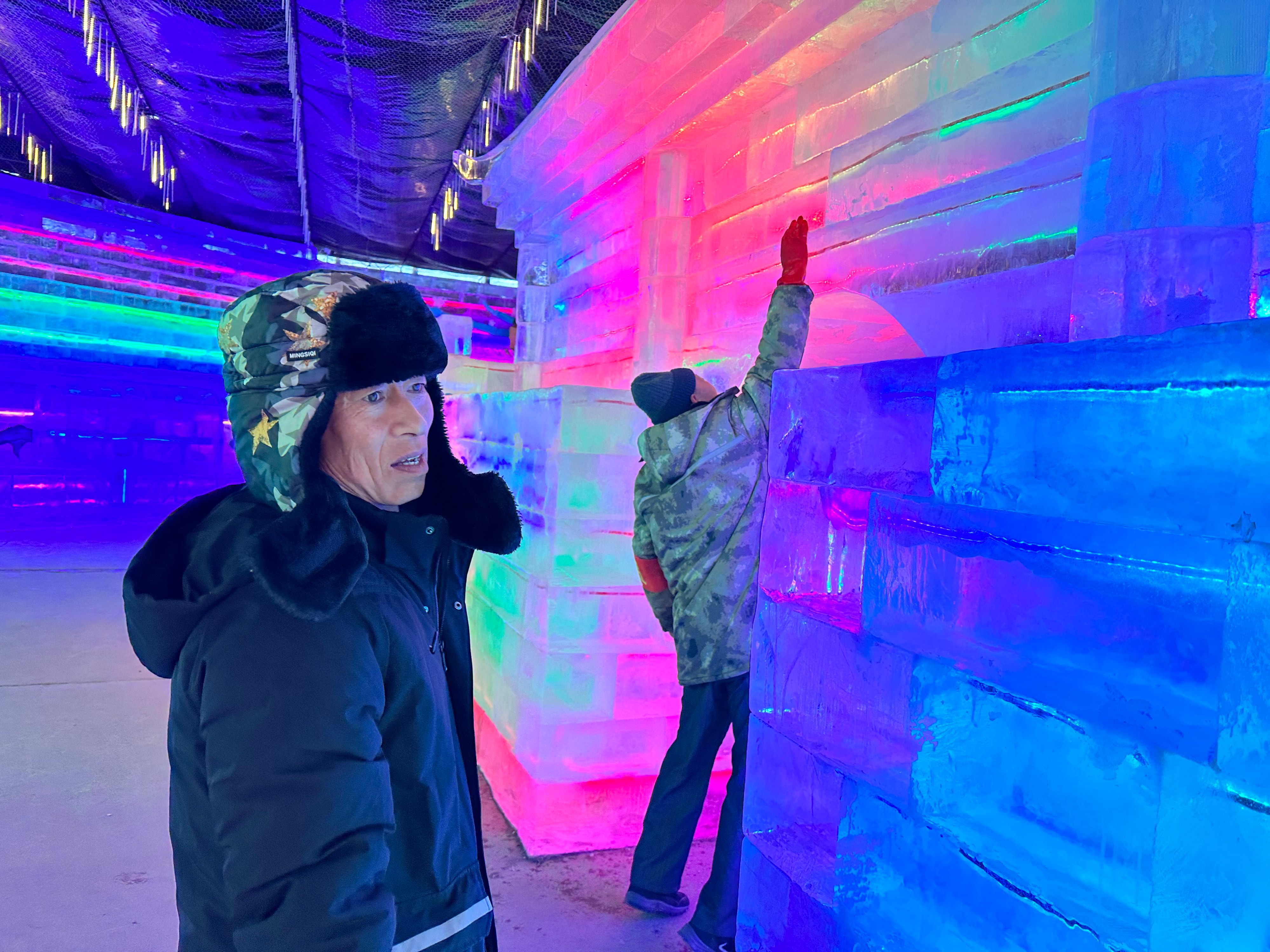 游客在冰雕前拍照留念