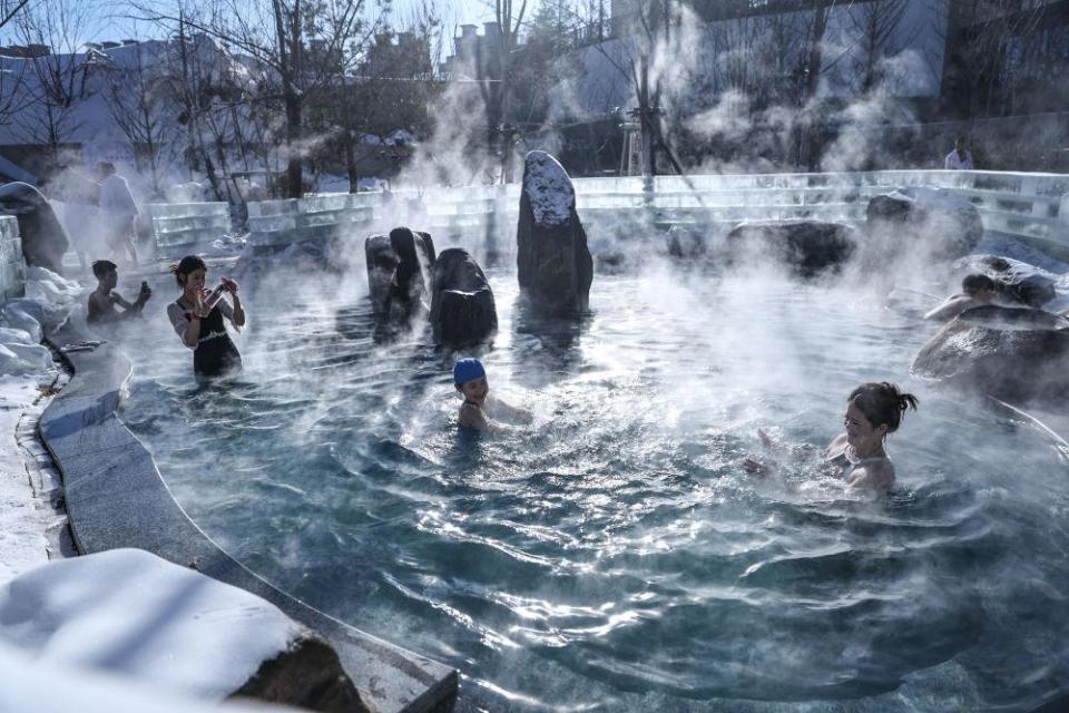 冰雕与温泉结合的活动现场