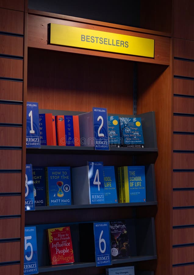 书店畅销书架