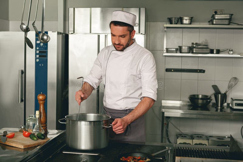 厨师在现代厨房中烹饪